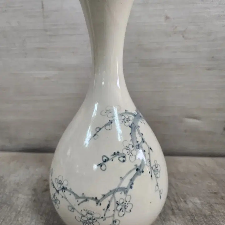 [BUNJANG] Joseon Dynasty Era Joae-sil Celadon Porcelain Vase with Plum Blossom Design / 독립운동가 우성 조애실 청화백자 주병