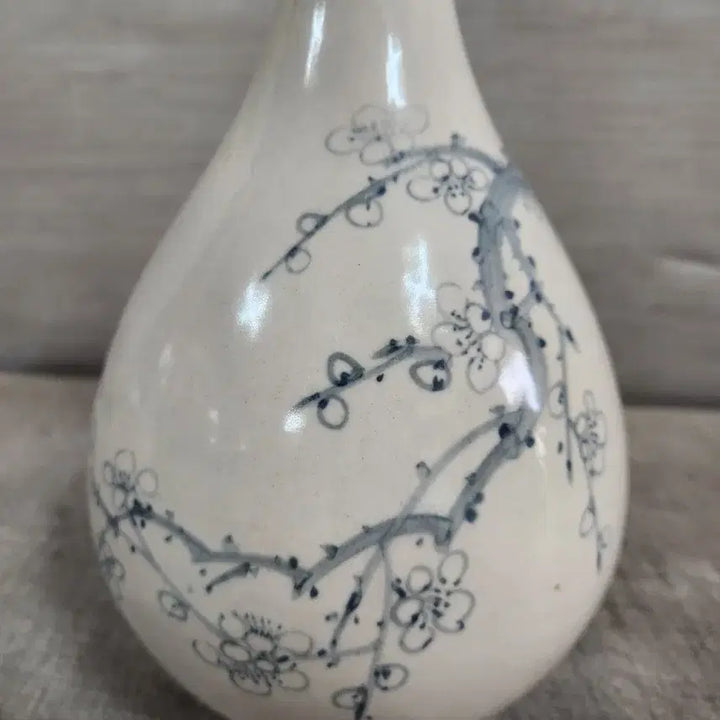 [BUNJANG] Joseon Dynasty Era Joae-sil Celadon Porcelain Vase with Plum Blossom Design / 독립운동가 우성 조애실 청화백자 주병