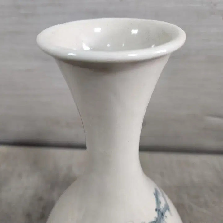[BUNJANG] Joseon Dynasty Era Joae-sil Celadon Porcelain Vase with Plum Blossom Design / 독립운동가 우성 조애실 청화백자 주병