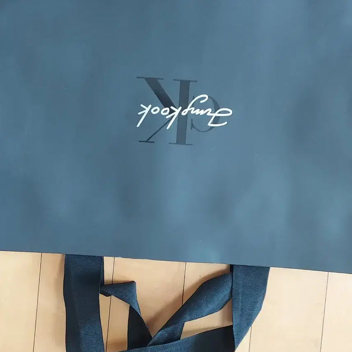 [BUNJANG] Jungkook Calvin Klein Tote Bag / 정국 Calvin Klein 성수 포스트 등 새상품