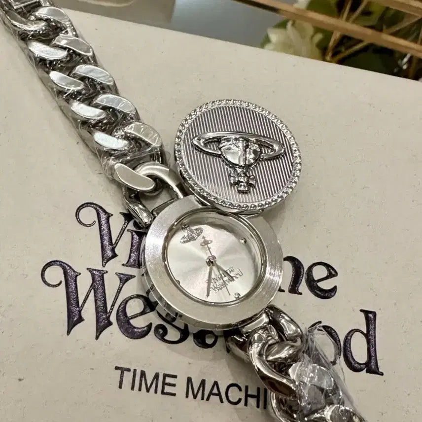 [BUNJANG] Vivienne Westwood Saturn Logo Clamshell Watch DWVV323WSSL / 비비안 웨스트우드  뚜껑있는시계 DWVV323WSSL 새턴로고
