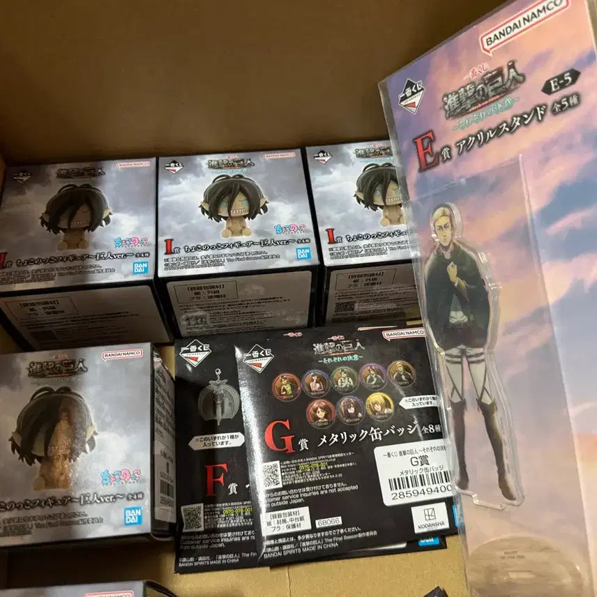 [BUNJANG] Attack on Titan Chokonokko Acrylic Stand, Can Badge, and Keychain Bundle Set (Sealed) / 진격의 거인 -각자의 결의- 거인 초코노코 미개봉 일괄