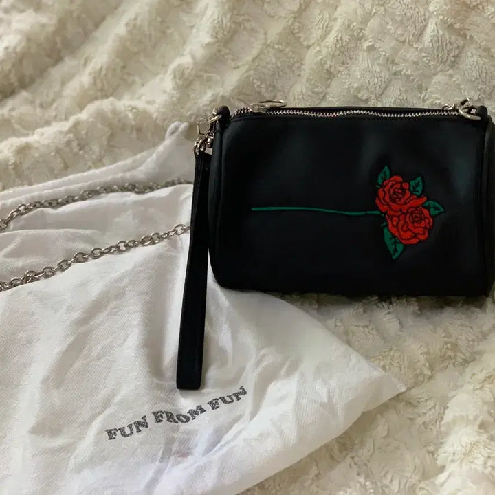[BUNJANG] Black Rose Embroidery Chain Cylinder Crossbody Bag / 블랙 장미 자수 체인 원통 크로스백