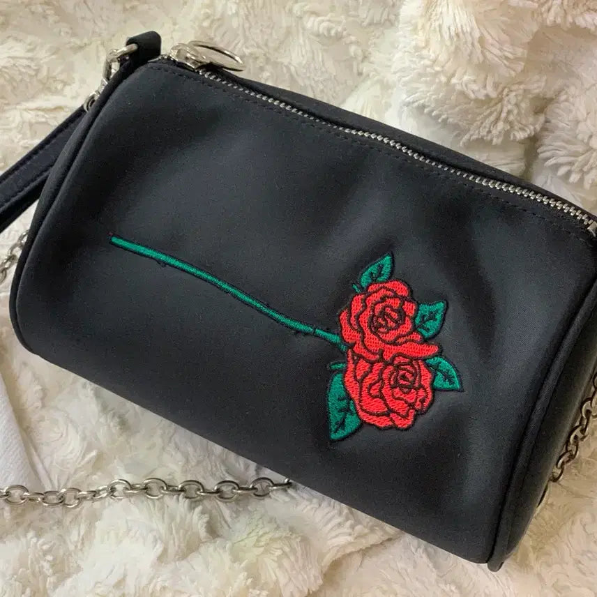 [BUNJANG] Black Rose Embroidery Chain Cylinder Crossbody Bag / 블랙 장미 자수 체인 원통 크로스백