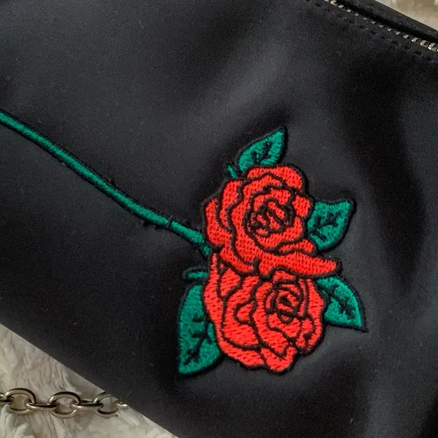 [BUNJANG] Black Rose Embroidery Chain Cylinder Crossbody Bag / 블랙 장미 자수 체인 원통 크로스백