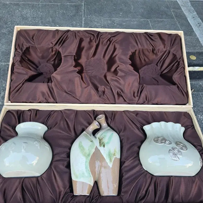 [BUNJANG] Sambojai Lee Ki-seok Celadon Porcelain Art (Set of 3) / (공방 도자기) 삼보재 이기석교수 작품 3점 (새거)
