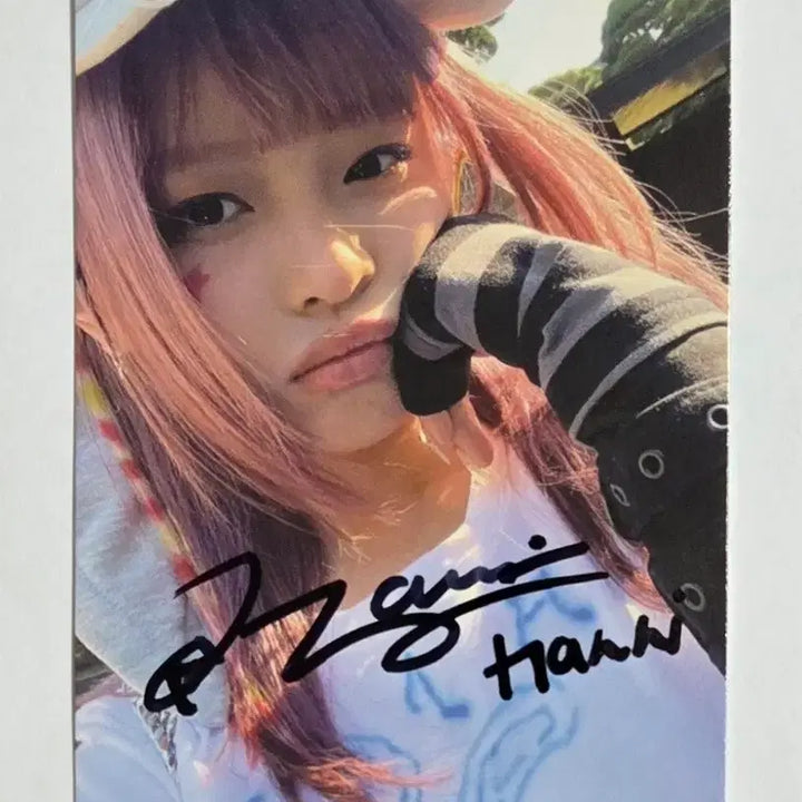 [BUNJANG] NewJeans Hanni Autographed Photocard / 뉴진스 하니 친필 싸인 포카 포토카드