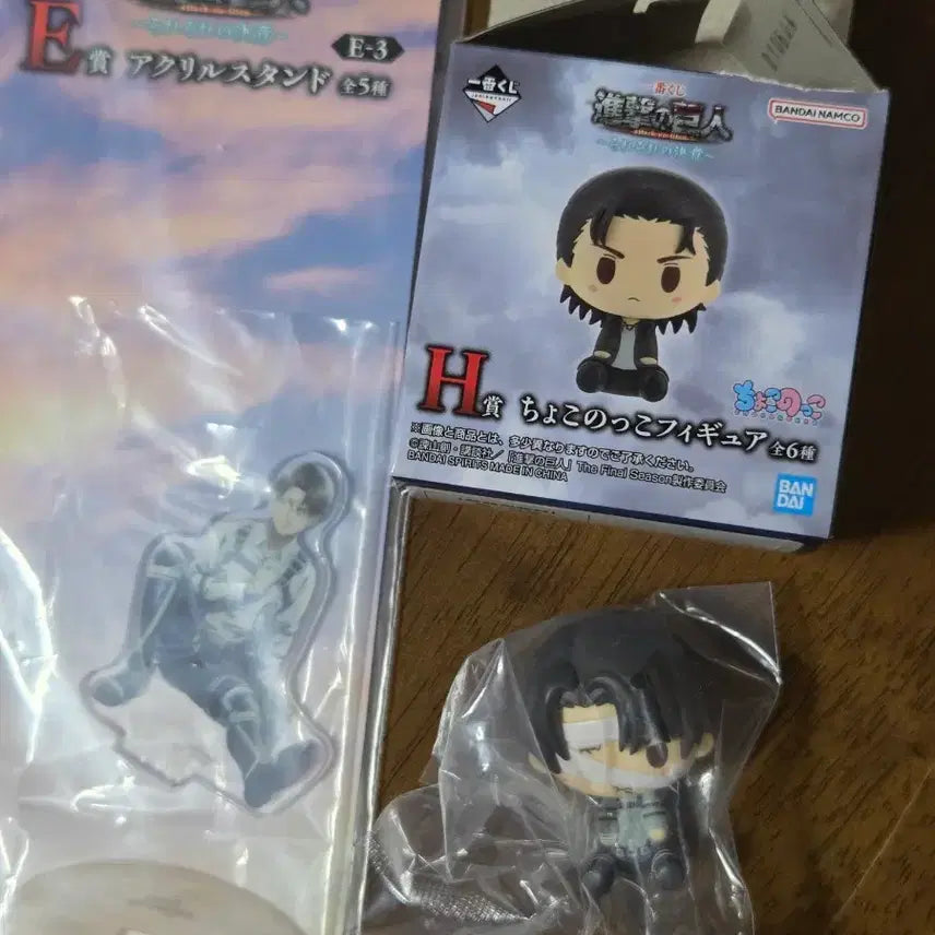 [BUNJANG] Attack on Titan Levi Choconoque &amp; Acrylic Figure Set / 리바이 초코노코 + 아크릴 진격거 쿠지