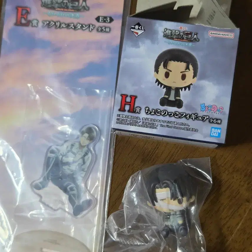 [BUNJANG] Attack on Titan Levi Choconoque &amp; Acrylic Figure Set / 리바이 초코노코 + 아크릴 진격거 쿠지