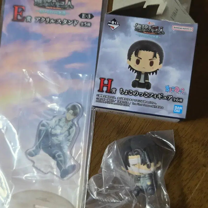 [BUNJANG] Attack on Titan Levi Choconoque &amp; Acrylic Figure Set / 리바이 초코노코 + 아크릴 진격거 쿠지
