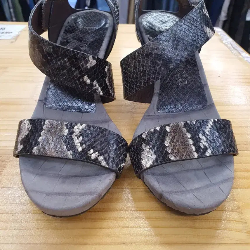 [BUNJANG] Pedro Garcia Python Strap Heeled Sandals Black 38 / [정품] 페드로가르시아 파이톤 스트랩 샌들 힐 블랙 38 (245)