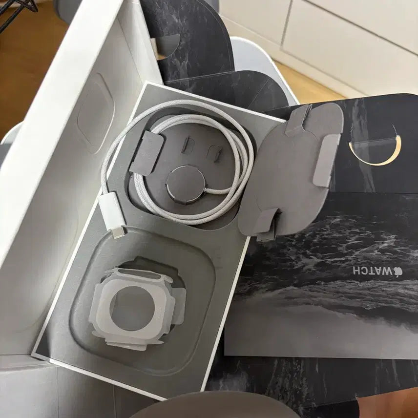 [BUNJANG] Apple Watch Ultra 2 Black Titanium Magnetic Charging Cable / (새제품) 애플워치 울트라2 블랙티타늄 번들 마그네틱 충전 케이블