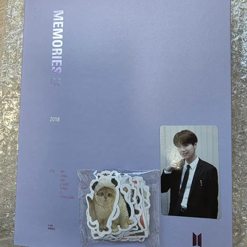 [BUNJANG] BTS Memories 2018 DVD Suga Photocard &amp; Cat Sticker Set / 방탄소년단 메모리즈 2018 DVD /슈가 포카,고양이 스티커/새제품