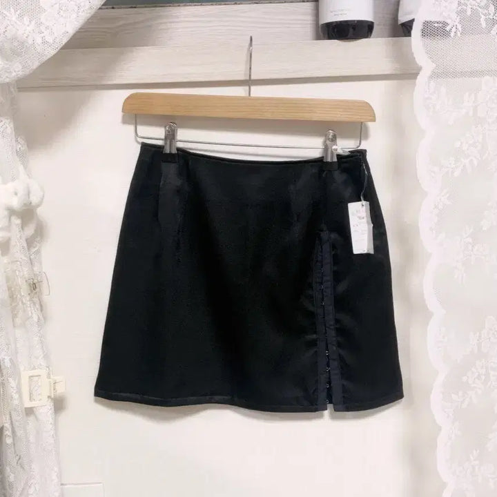 [BUNJANG] The Mysterious Hotel Black Matte Satin Hook Mini Skirt Y2K / 택O 더미스테리어스호텔 새틴 후크 미니스커트 블랙 Y2K 희소템