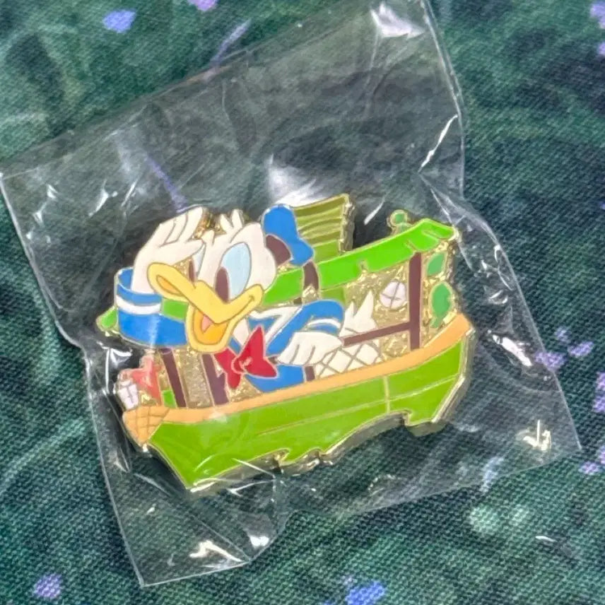 [BUNJANG] Tokyo Disneyland Donald Duck Pin / 도쿄 디즈니랜드 도날드덕 뱃지