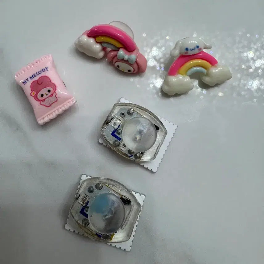 [BUNJANG] Crocs My Melody Cinnamoroll LED Jibbitz Charm Set / 크록스 마이멜로디 시나모롤 지비츠 참 파츠 led set 신발꾸미기
