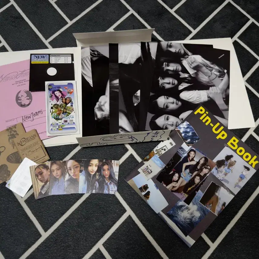 [BUNJANG] NewJeans Signed Album Attention 1st Album 5 Members / 뉴진스 싸인앨범 사인 블루북 어텐션 1집 5명 팬싸