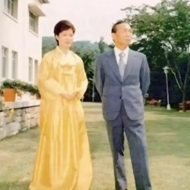 [BUNJANG] 2024 Park Chung Hee &amp; Yuk Young-soo Commemorative Silver Medal / 2024년 박정희대통령 육영수여사 기념 은메달