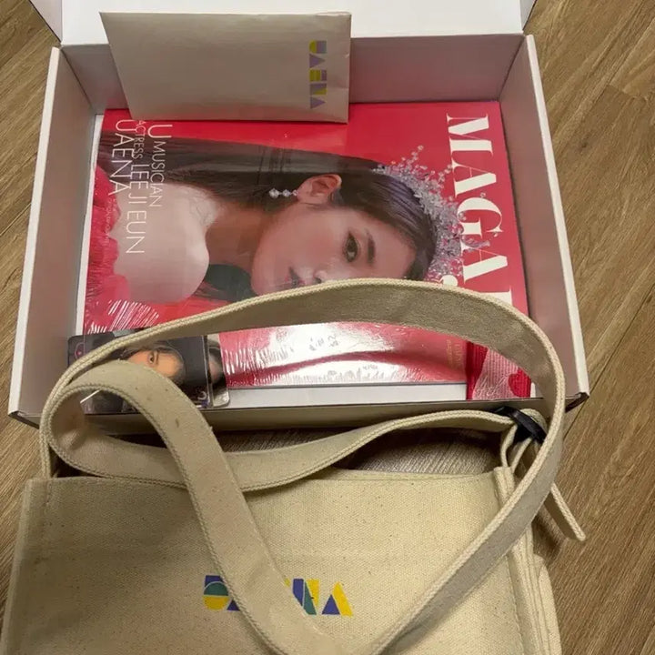 [BUNJANG] IU Uaena 4th Generation Fanclub Goods Box Set / 아이유 유애나 4기 팬클럽 굿즈