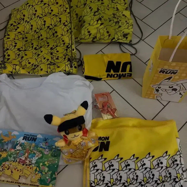 [BUNJANG] 2025 Pokemon Run Jeju Limited Edition Gold Medal Bundle Set / 2025 포켓몬 런 금메달 제주 한정판 굿즈 일괄