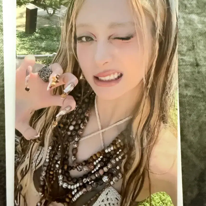 [BUNJANG] LE SSERAFIM Huh Yunjin Broadcast Photocard, Sticker, Slogan Bundle Set / 르세라핌 공방 붐팔라 허윤진포카,스티커,슬로건