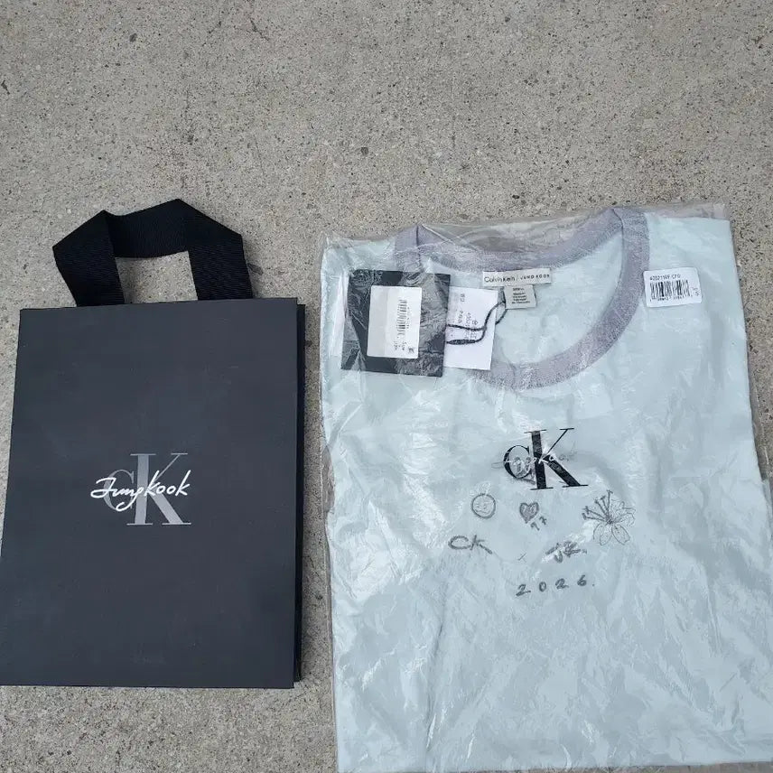 [SOLD OUT] 캘빈클라인x 정국 그래픽 링거 베이비 반팔티셔츠 S +쇼핑백 2개포함 s