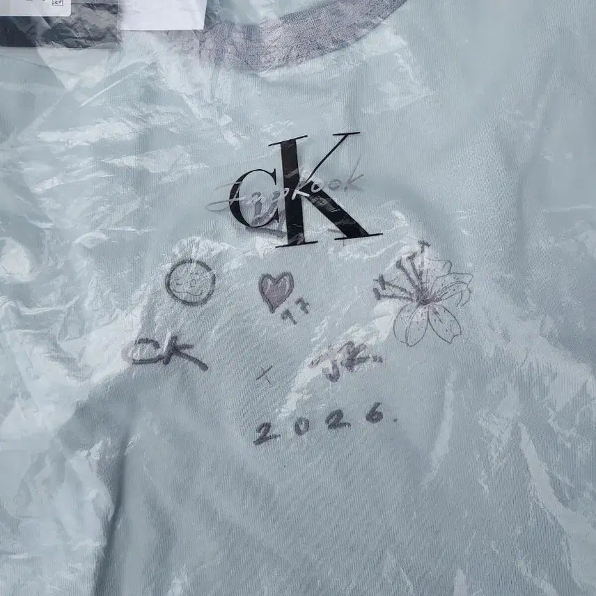 [SOLD OUT] 캘빈클라인x 정국 그래픽 링거 베이비 반팔티셔츠 S +쇼핑백 2개포함 s