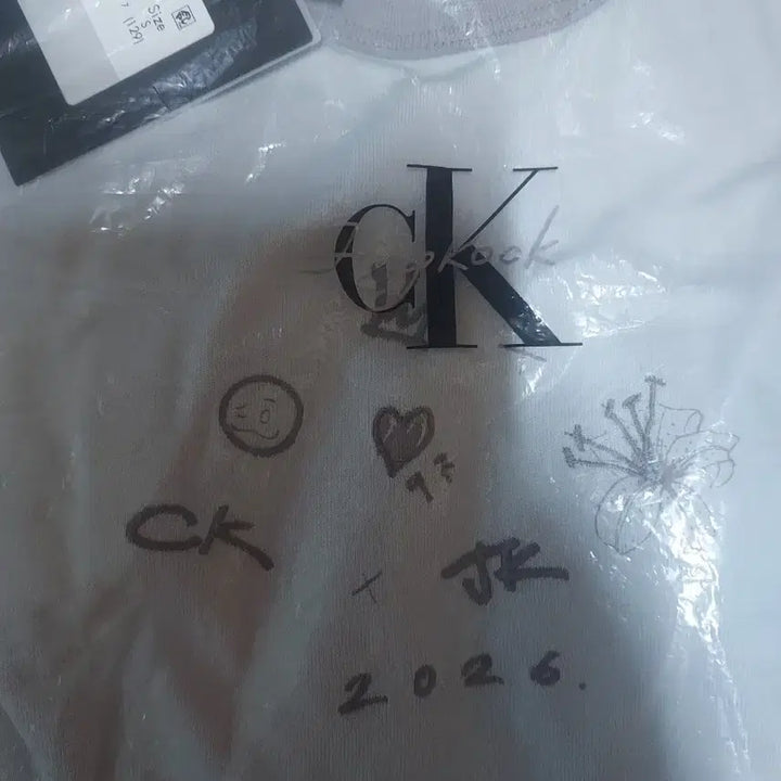 [SOLD OUT] 캘빈클라인x 정국 그래픽 링거 베이비 반팔티셔츠 S +쇼핑백 2개포함 s