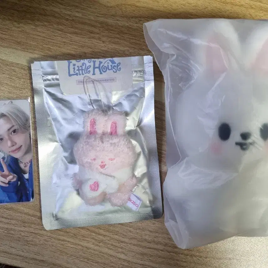 [BUNJANG] Stray Kids Lee Know Strawberry Rabbit Photocards and Standing Photocard / 특 앨범 증정)스트레이키즈 리노 딸기 리빗+스탠딩 리빗 팬미 유닛 포카