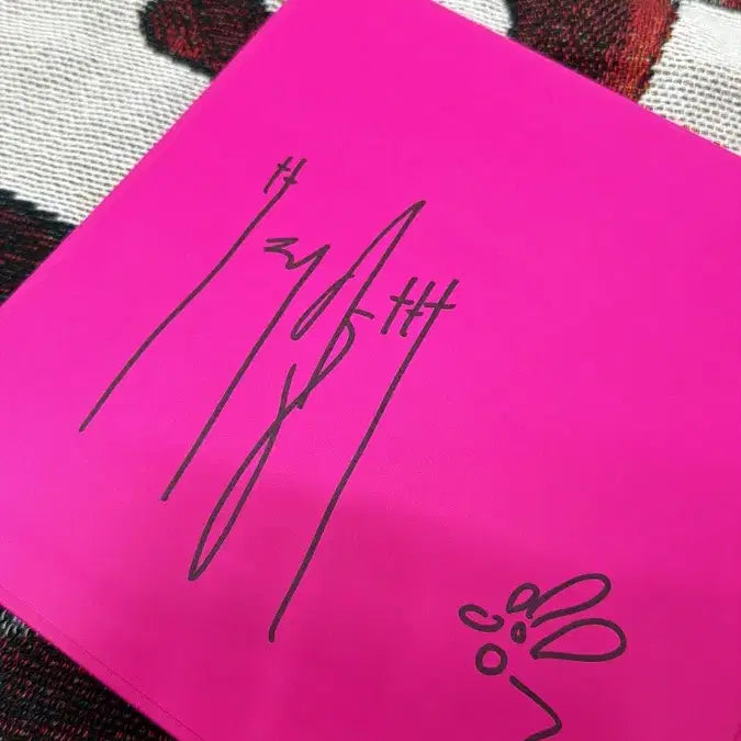 [BUNJANG] Taeyang Quintessence Pink Photobook Signed Edition / [친필사인반] 태양 Quintessence 포토북 핑크