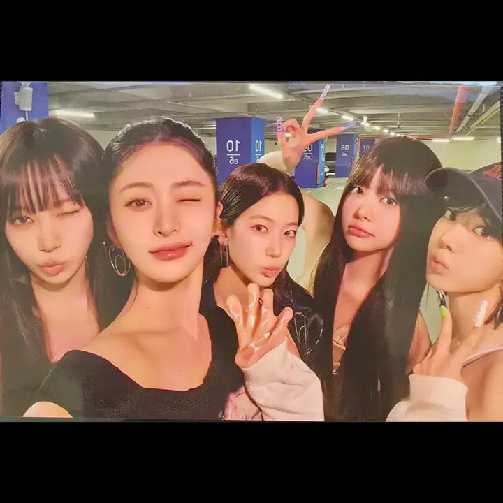 [BUNJANG] LE SSERAFIM Pureflow Boompala Pop-Up Group POB Photocard / 르세라핌 팝업 단체 5만원 특전 포카 LESSERAFIM