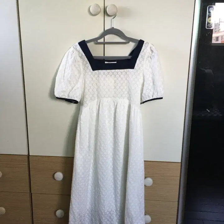 [BUNJANG] Flower Embroidery Babydoll Dress / 플라워 자수 베이비돌 원피스 (새상품)
