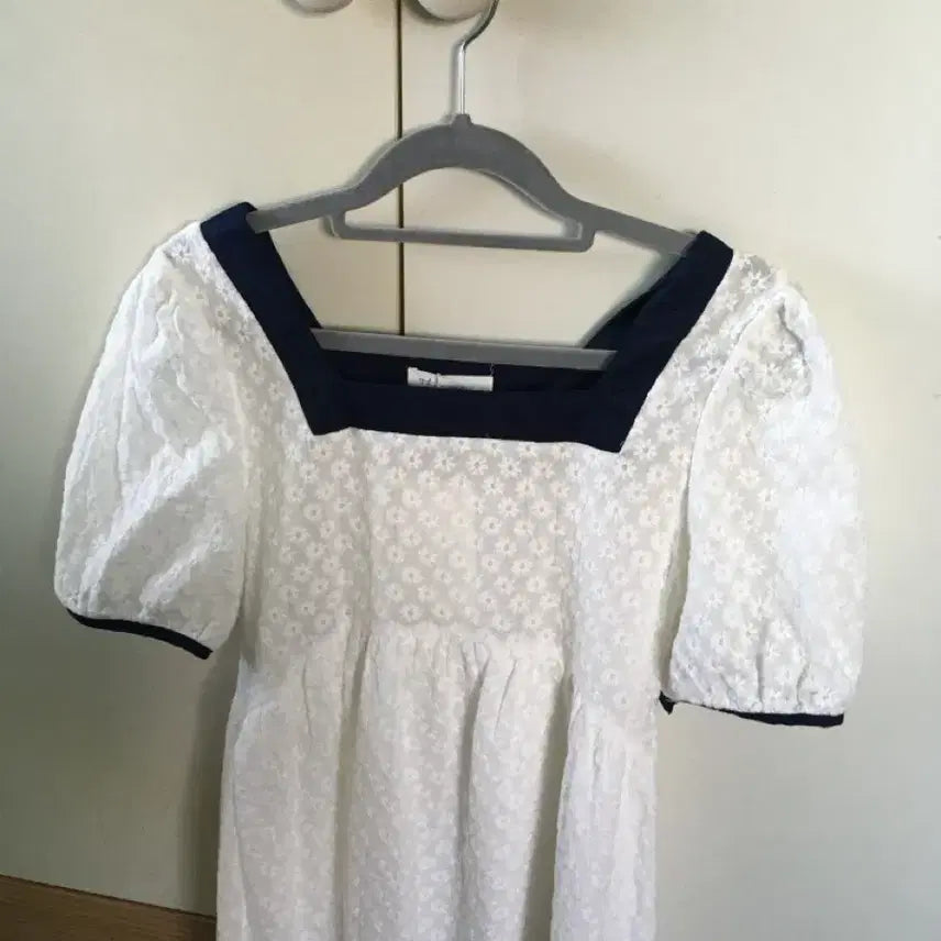 [BUNJANG] Flower Embroidery Babydoll Dress / 플라워 자수 베이비돌 원피스 (새상품)
