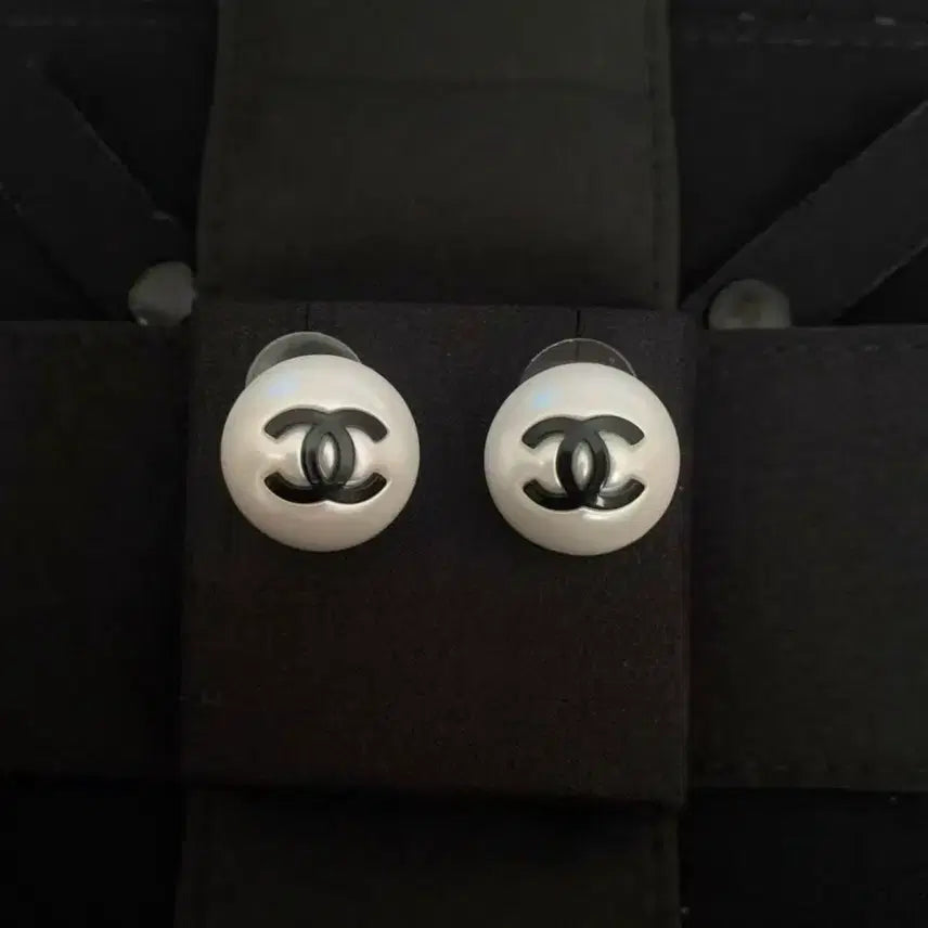 [BUNJANG] Chanel CC Logo Pearl Earrings / 샤넬 CC 로고 진주 귀걸이