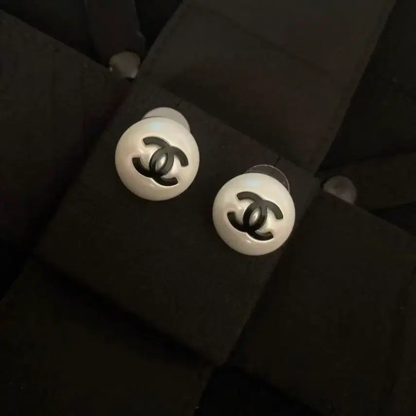 [BUNJANG] Chanel CC Logo Pearl Earrings / 샤넬 CC 로고 진주 귀걸이