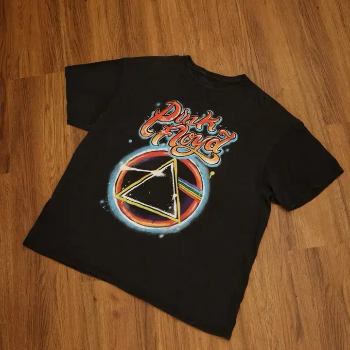 [BUNJANG] Pink Floyd "Dark Side of the Moon" Prism Graphic T-Shirt (XL) / 2021 라이센스 핑크플로이트 티셔츠 판매