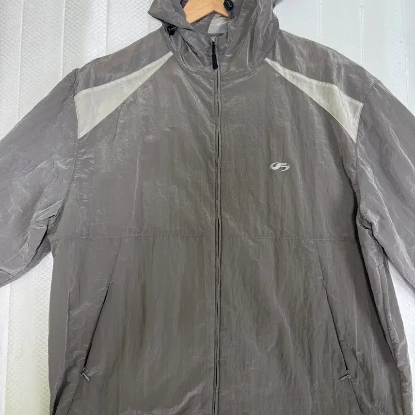 [BUNJANG] Filuminat Shear Leisure Logo Windbreaker L / 필루미네이트 시어 레저 로고 윈드브레이크 L