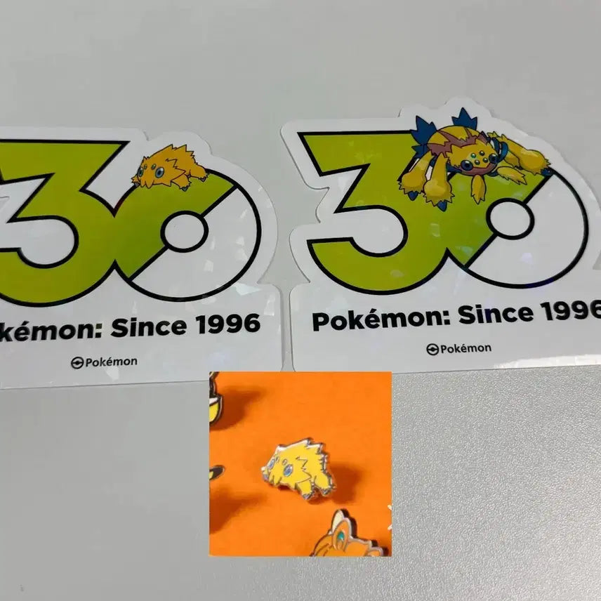 [BUNJANG] Pokemon 30th Anniversary Logo Sticker Set &amp; Mini Pin Badge Bundle / 포켓몬 팝업 30주년 로고 스티커 파쪼옥 전툴라, 파쪼옥 미니 핀뱃지