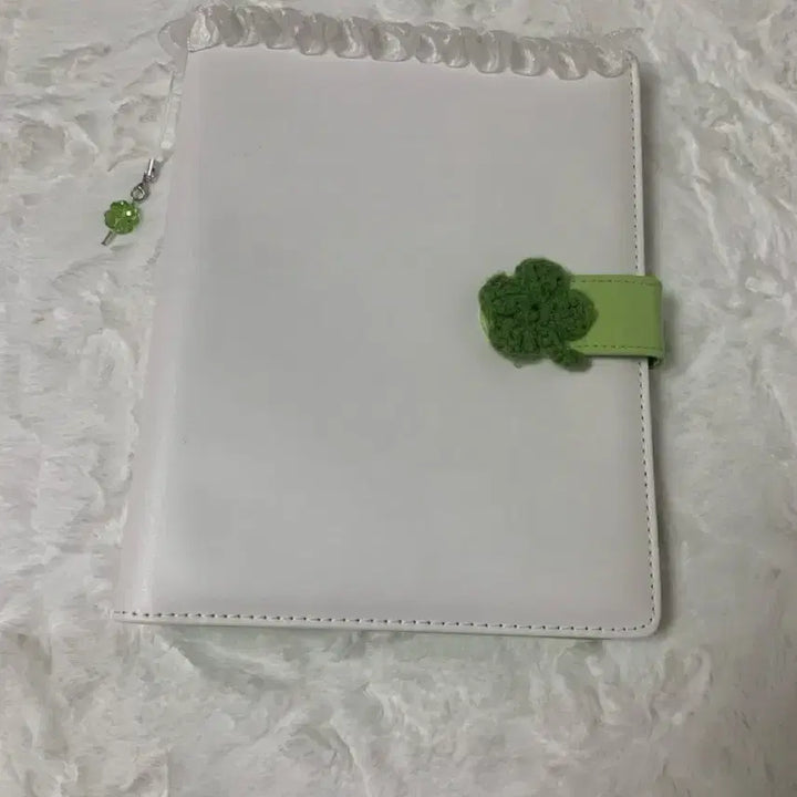 [BUNJANG] Macaron Binder White Lace Clover Keychain / 마카롱 바인더