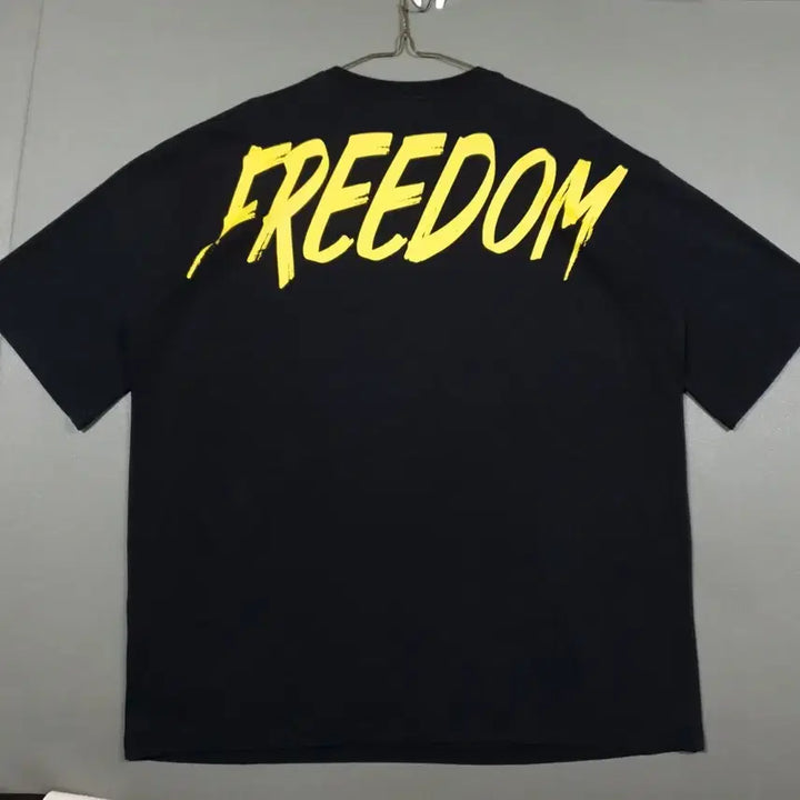 [BUNJANG] Freedom 24SS Oversized Back Print Short Sleeve T-Shirt Black Yellow / XL) 프리덤 최신형 24ss 오버핏 백 프린팅 반팔 티셔츠 블랙 옐로우