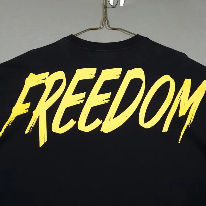 [BUNJANG] Freedom 24SS Oversized Back Print Short Sleeve T-Shirt Black Yellow / XL) 프리덤 최신형 24ss 오버핏 백 프린팅 반팔 티셔츠 블랙 옐로우