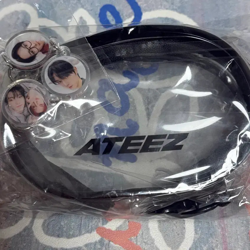 [BUNJANG] ATEEZ Travel Kit Pouch + Keyring Bundle Set / 에이티즈 트래블 키트 키링+파우치 토파즈 양도