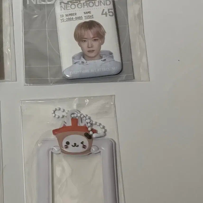 [BUNJANG] NCT NCT NATION Neo Ground Yushi "Neo Ground" Exhibition Acrylic ID Holder &amp; Badge Set / 엔시티 10주년 가챠 유우시 팝업 전시 증사홀더 뱃지 아이디 홀더 캔뱃지