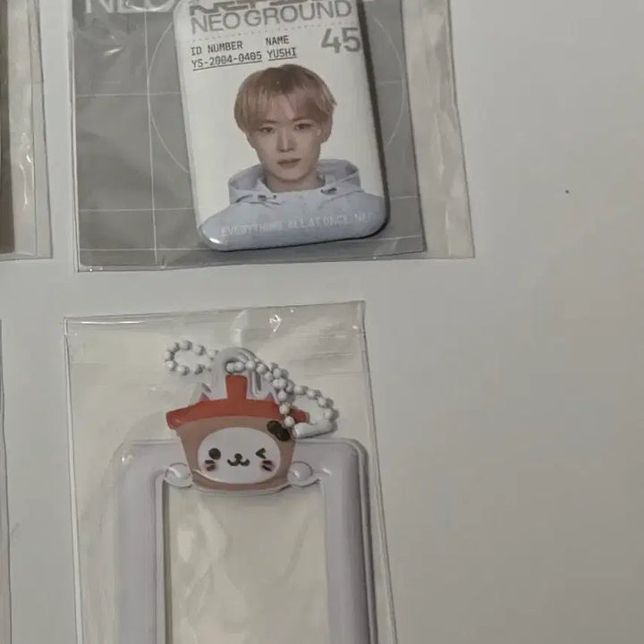 [BUNJANG] NCT NCT NATION Neo Ground Yushi "Neo Ground" Exhibition Acrylic ID Holder &amp; Badge Set / 엔시티 10주년 가챠 유우시 팝업 전시 증사홀더 뱃지 아이디 홀더 캔뱃지