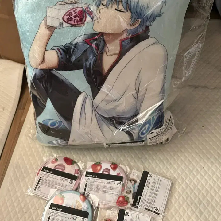 [BUNJANG] Gintama Kuji Random Cushion &amp; Acrylic Keyring/Can Badge Set / 은혼 쿠지비키도 S상 딸기우유쿠션+하위상 일괄판매