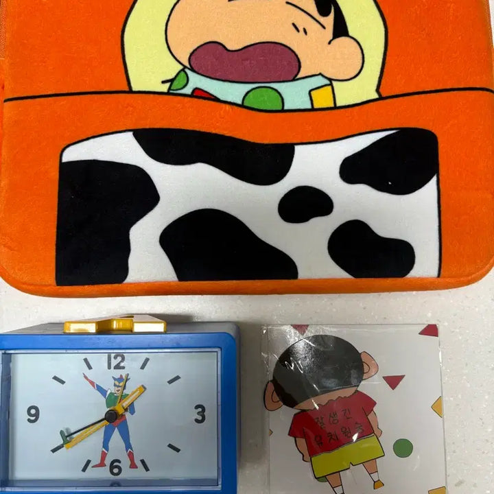 [BUNJANG] Shinchan Action Masked Teacher Pouch, Watch, and Business Card Set / 짱구 이불 파우치 액션가면 시계 더키월드 짱구 명함