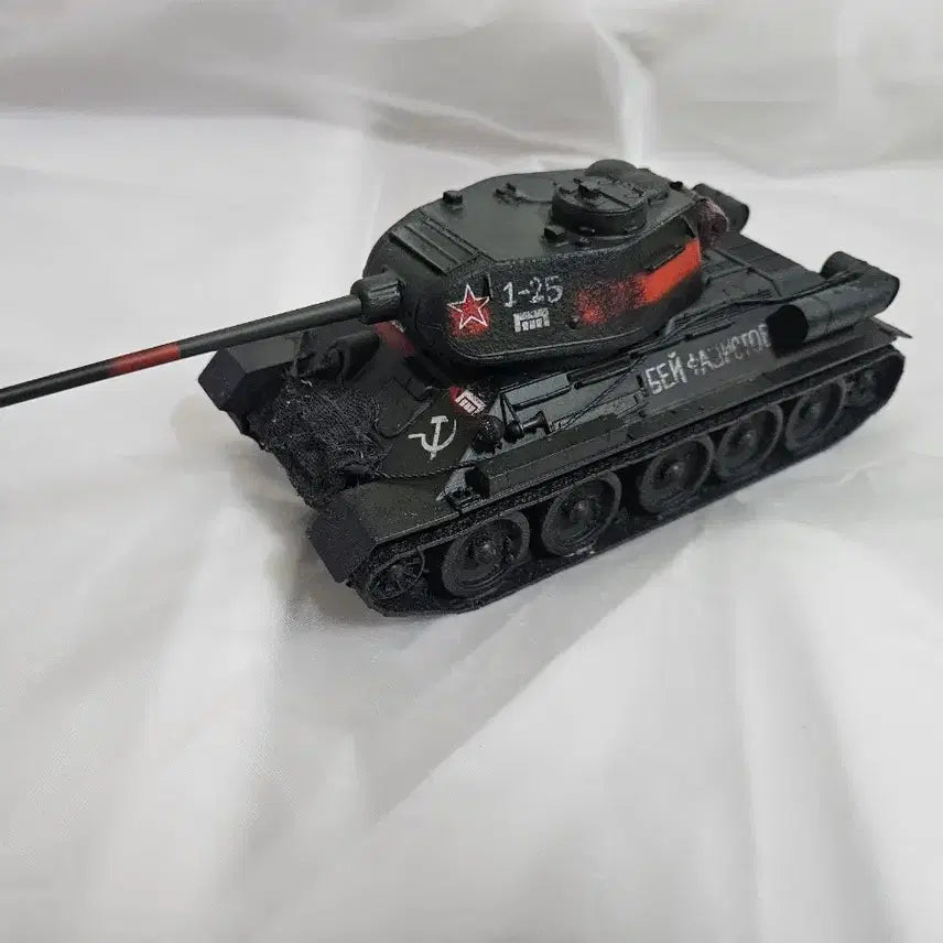 [BUNJANG] Academy T-34/85 Tank 1/35 Scale Model Kit (Completed) / 처분 아카데미 1/35 T-34 탱크 프라모델 완성작 1