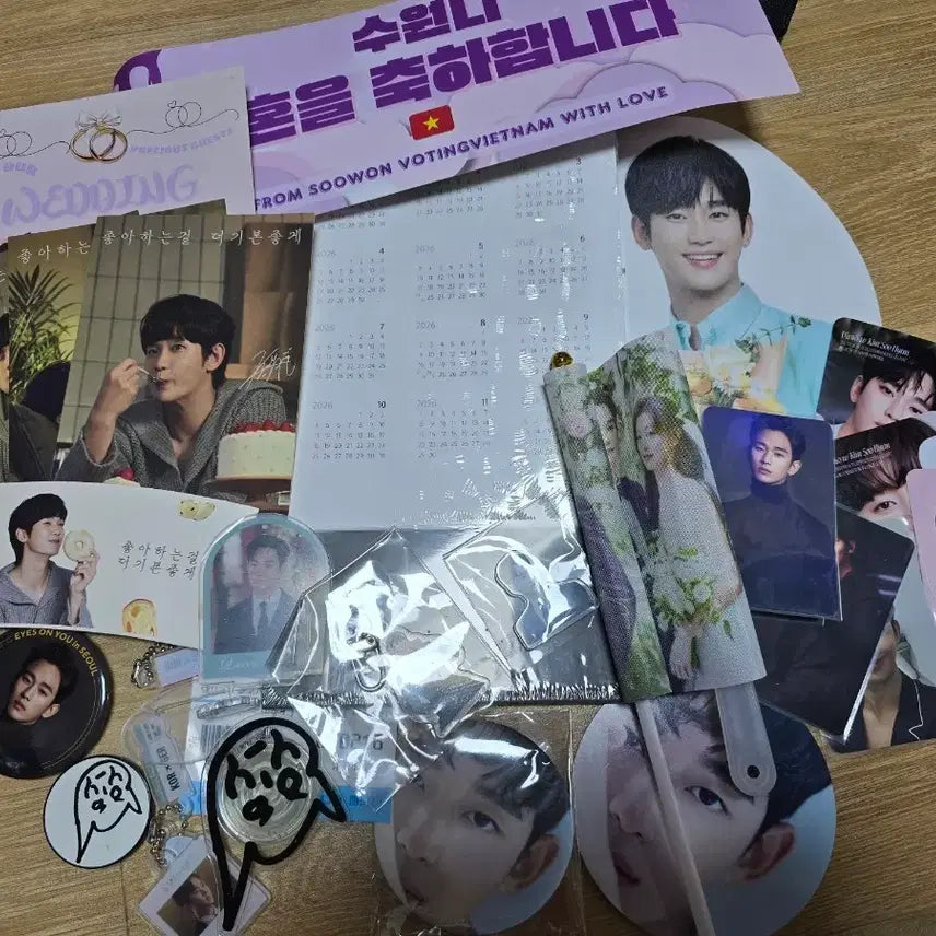 [BUNJANG] Kim Soo-hyun Photocard, Postcard, Mirror, Badge, Calendar Bundle Set / 김수현 포카 엽서 거울 뱃지등등