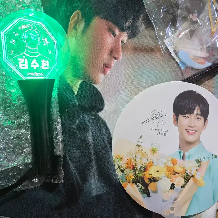 [BUNJANG] Kim Soo-hyun Photocard, Postcard, Mirror, Badge, Calendar Bundle Set / 김수현 공식굿즈 응원봉, 포카 엽서 거울 뱃지등등