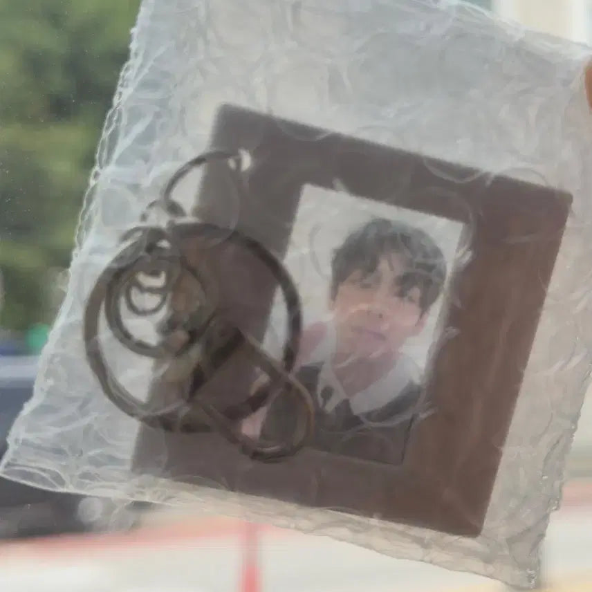 [BUNJANG] BTS V Taehyung Film Mount Keychain / 특전 미개봉 ) 필름마운트 V 태형 키링